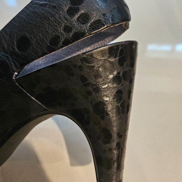 TSUBO Women's Black Textured Leather Sling Back 4-inch Pumps - Picture 8 of 14